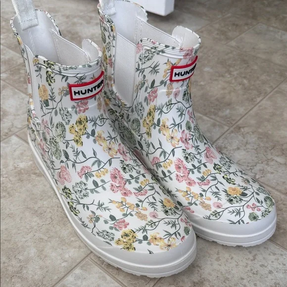 Hunter White Floral Patterned Boots - Picture 1 of 9